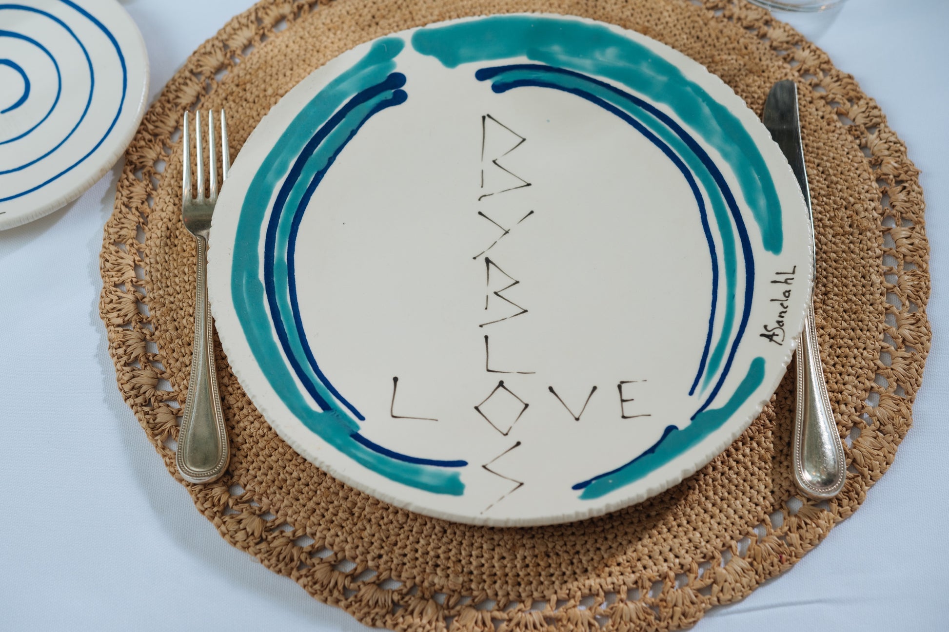 Assiette décorative en céramique Byblos × Agnès Sandahl