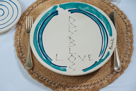 Assiette décorative en céramique Byblos × Agnès Sandahl