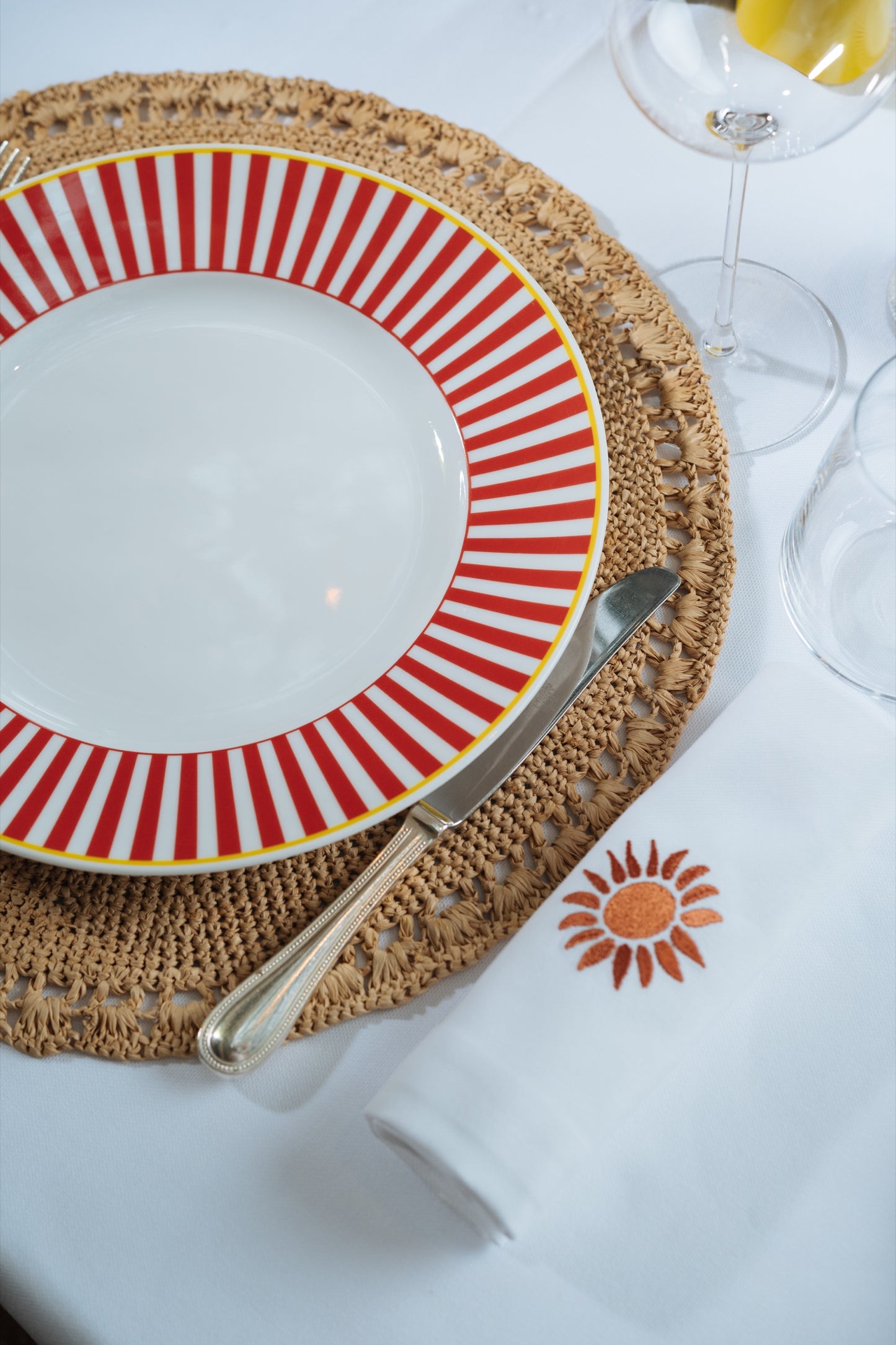 Assiette plate en porcelaine