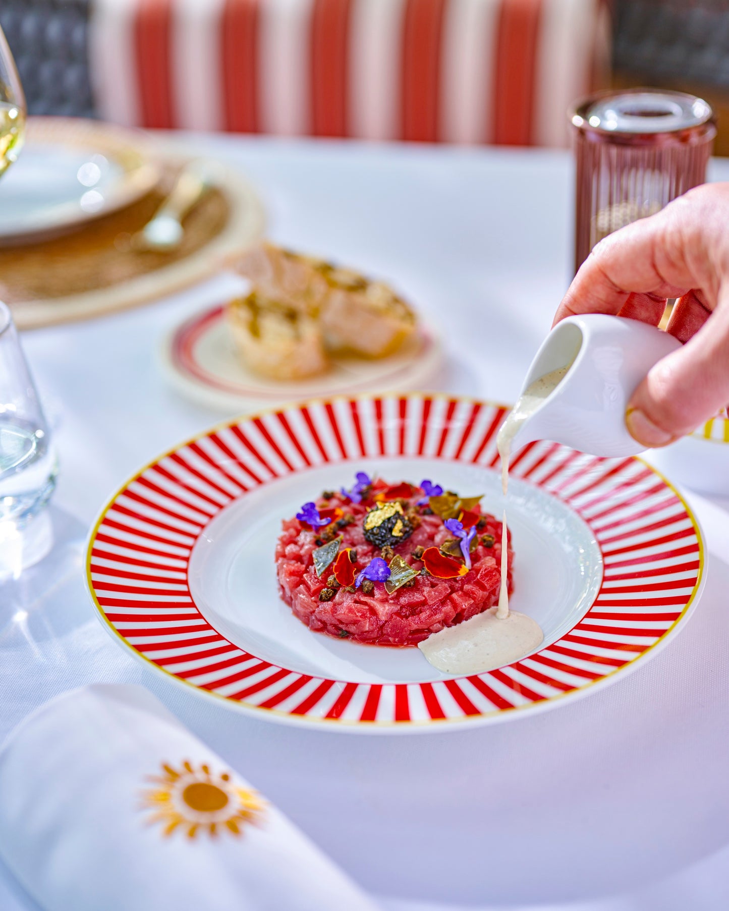 Assiette plate en porcelaine